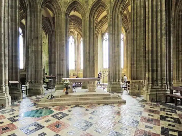 El interno de la Abadía en el Mont Saint Michel