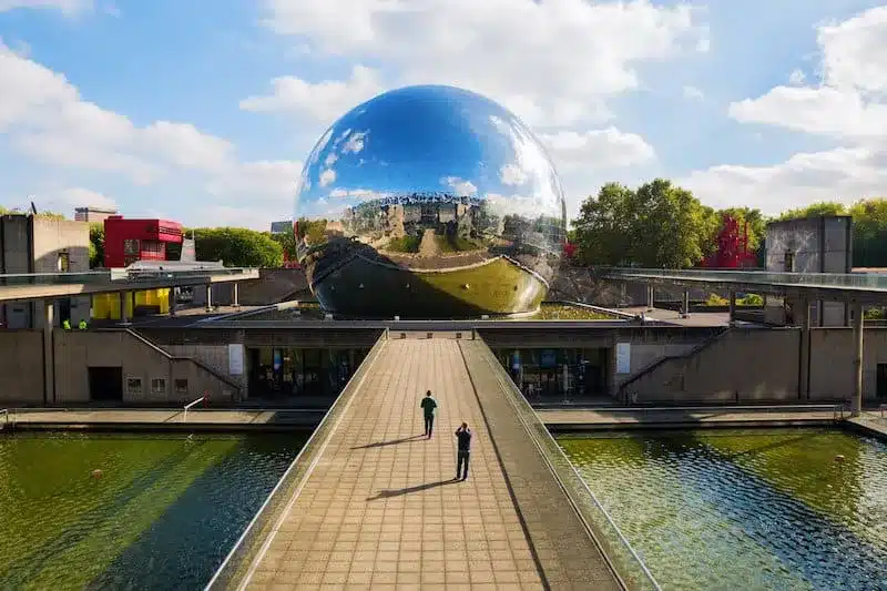 La cúpula geodésica reflejada con un teatro Omnimax en la Cité des Sciences et de l'Industrie, París
