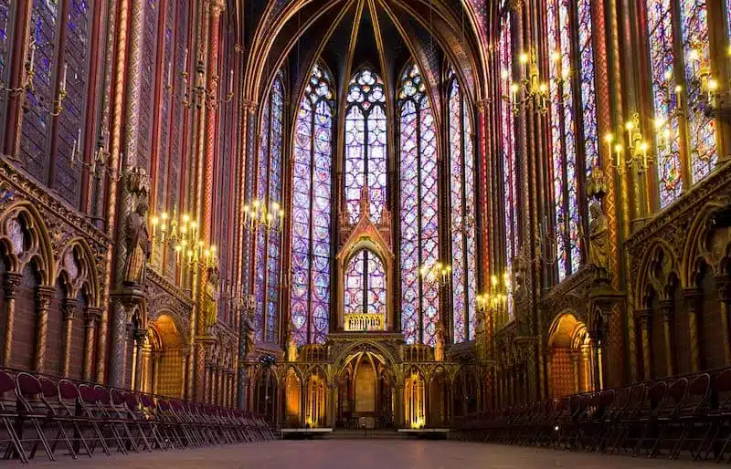 Interiores de la Sainte Chapelle de París