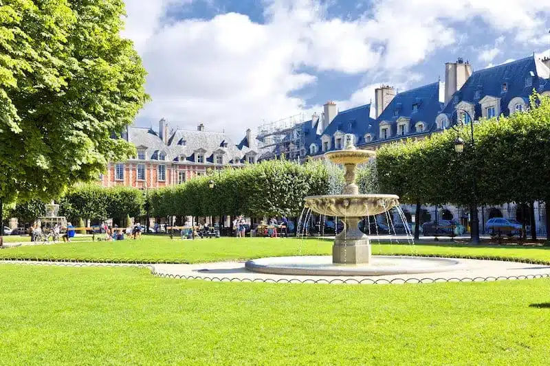 Los Jardines centrale de Place des Vosges, París
