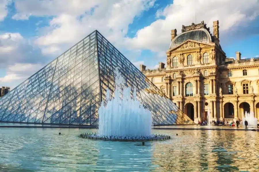 La famosa piramide del Museo del Louvre, París