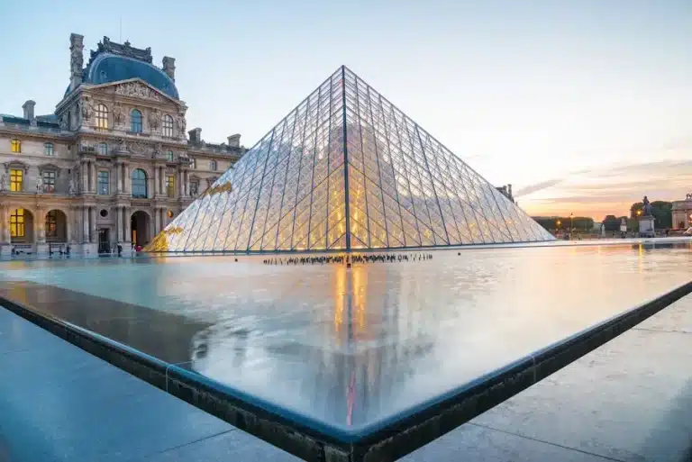 La pirámide del Louvre: cuándo se construyó, qué hay debajo y quién la diseñó