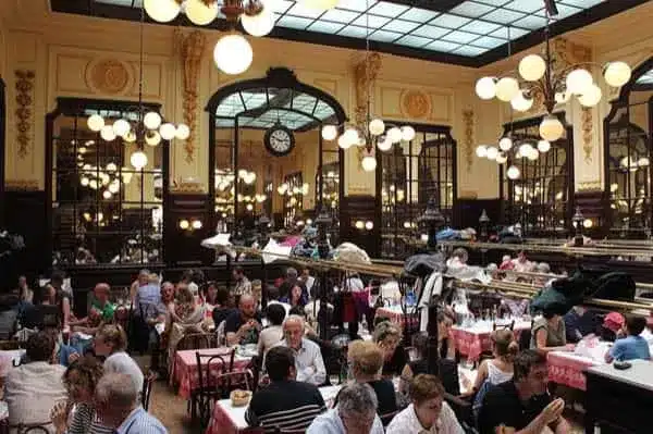El restaurante Bouillon Chartier se encuentra en zona Opéra