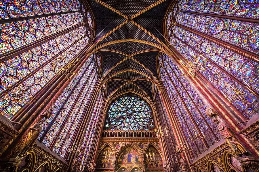 Las hermosas vidrieras de la Sainte Chapelle, probablemente las más hermosas del mundo