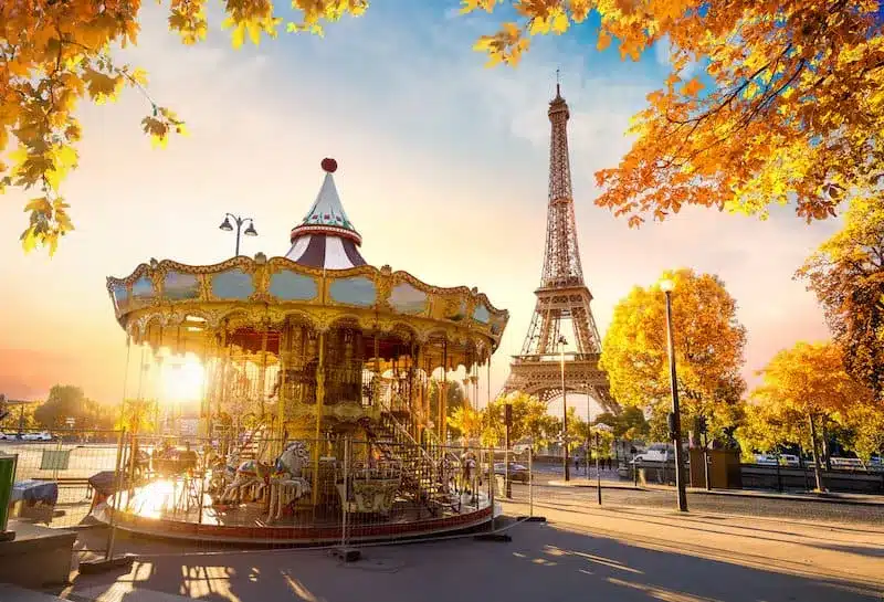 La Torre Eiffel y un tipico carrusel de París