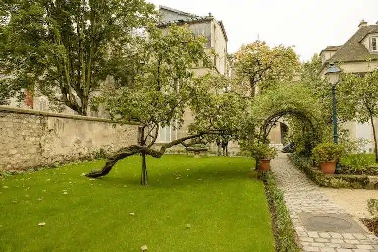 Los jardines del Museo de Montmartre, París