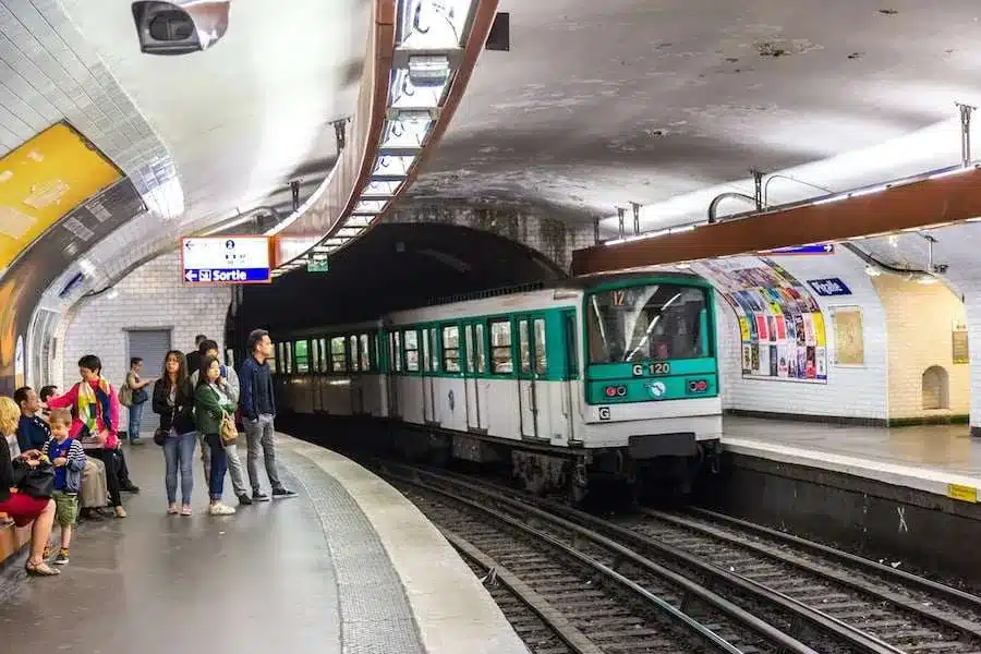La metro de París: guía completa sobre como funciona, los abonos y los billetes sencillos