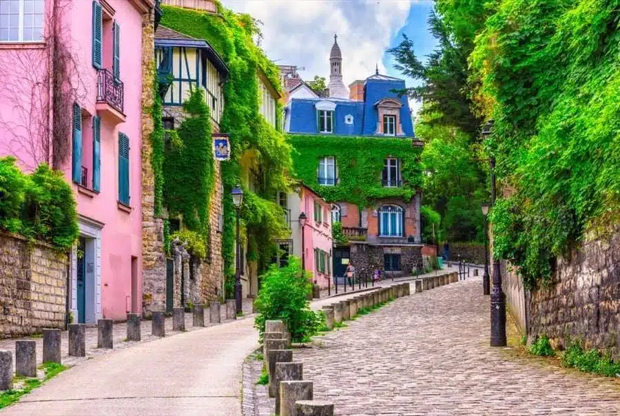 Una tipica calle del barrio de Montmartre, París