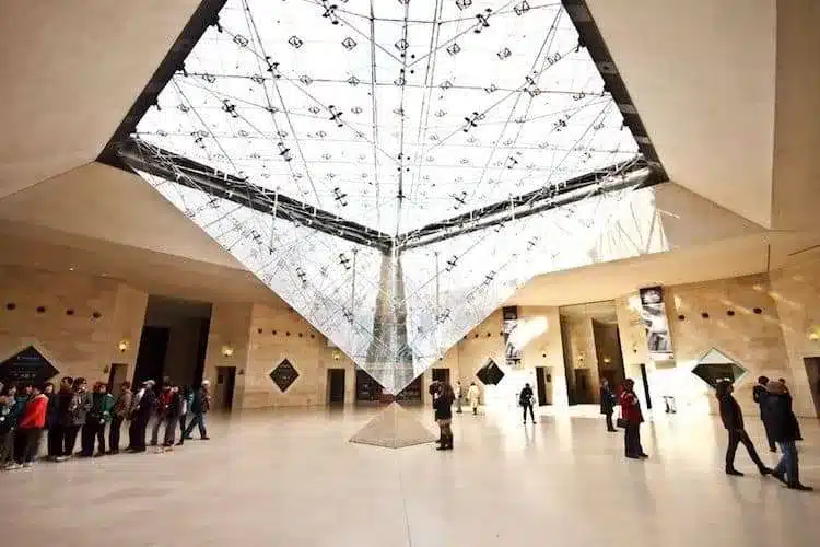 La pirámide invertida del Musel del Louvre de París