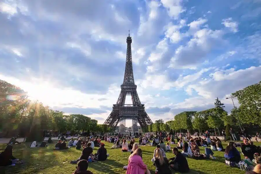 La Torre Eiffel vista desde el Campo de Marte, París