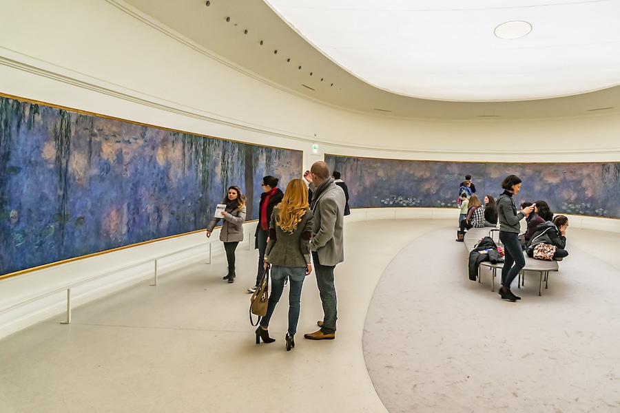 El enorme cuadro Nenúfares de Claude Monet en el Musée de l'Orangerie, París