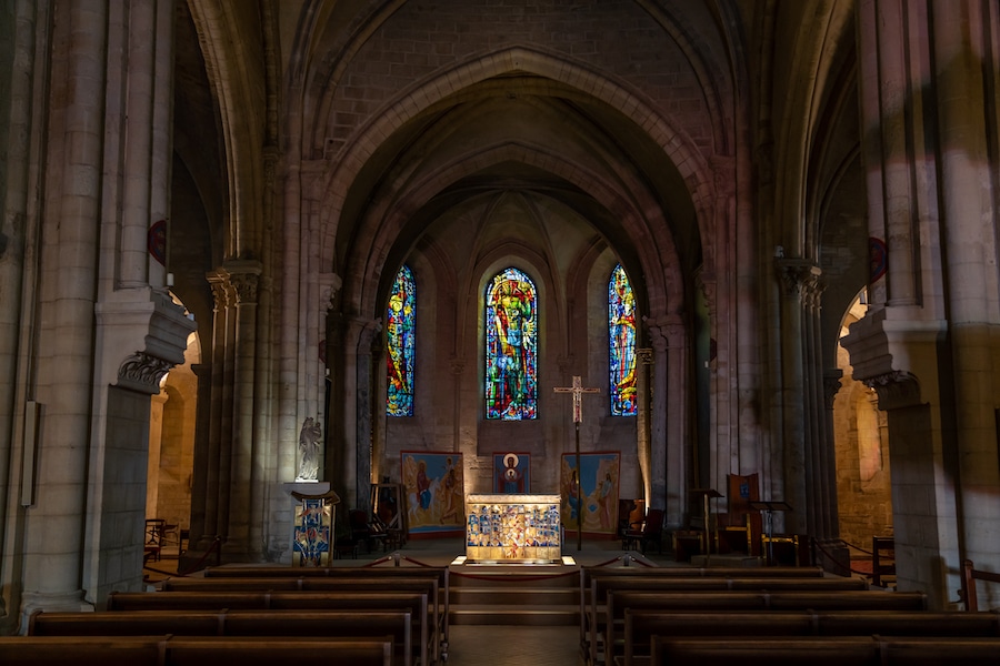 El interior de la Iglesia de Saint Pierre de Montmartre, París