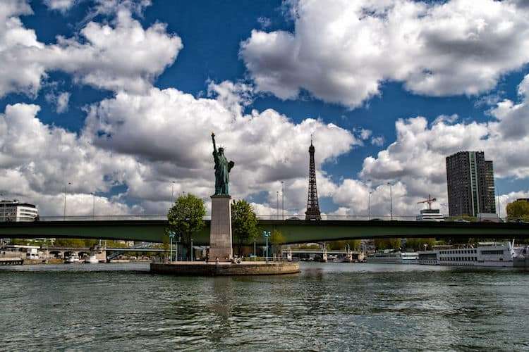 Statua della libertà sulla Senna a Parigi