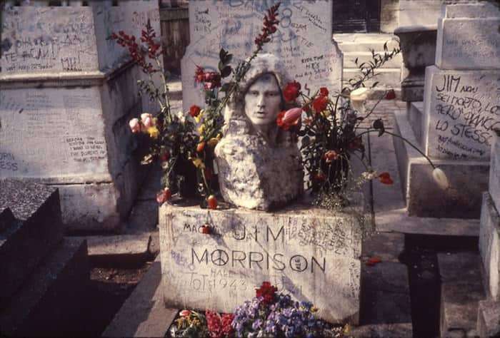 La tomba di Jim Morrison, al cimitero Père Lachaise è una delle più visitate