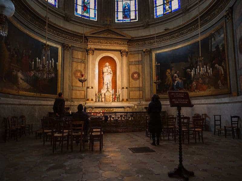 Altare all'interno della Basilica di Sacro Cuore di Parigi
