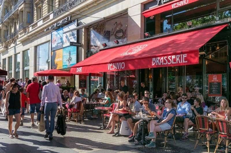 Tipica Brasserie di Parigi sugli Champs Elysée