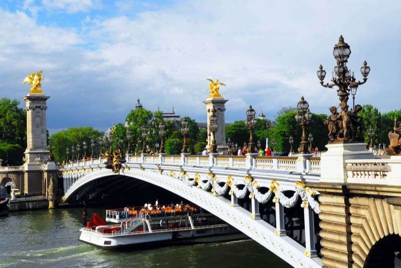 L'imbarcazione sulla Senna passa sotto al Ponte Alessandro III, Parigi