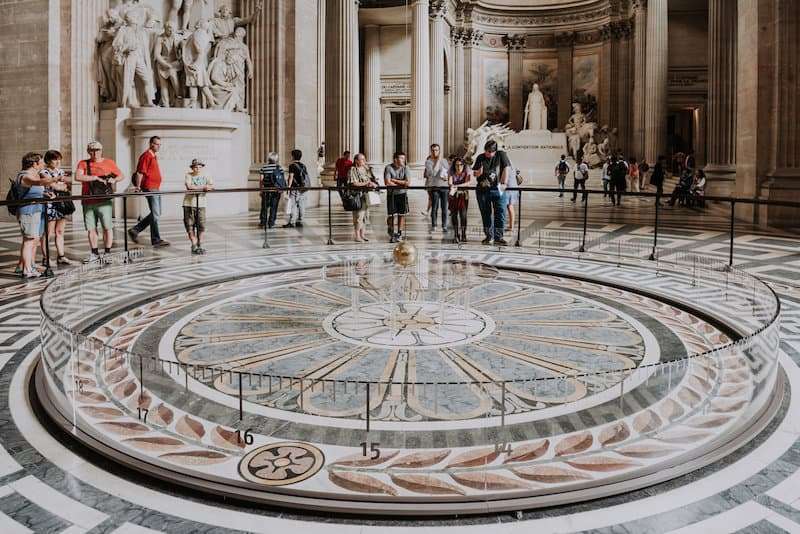 Pendolo di Foucault all'interno del Pantheon di Parigi
