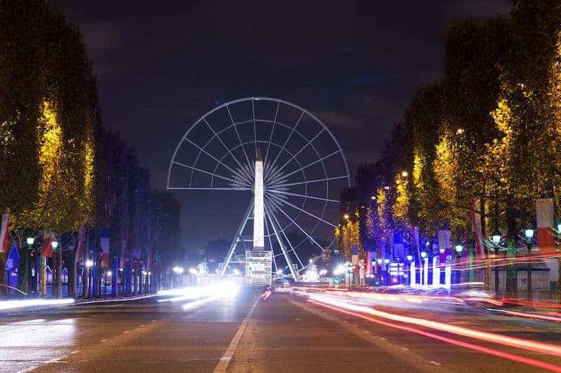 Gli Champs-Élysées e sullo sfondo la ruota panoramica, Parigi