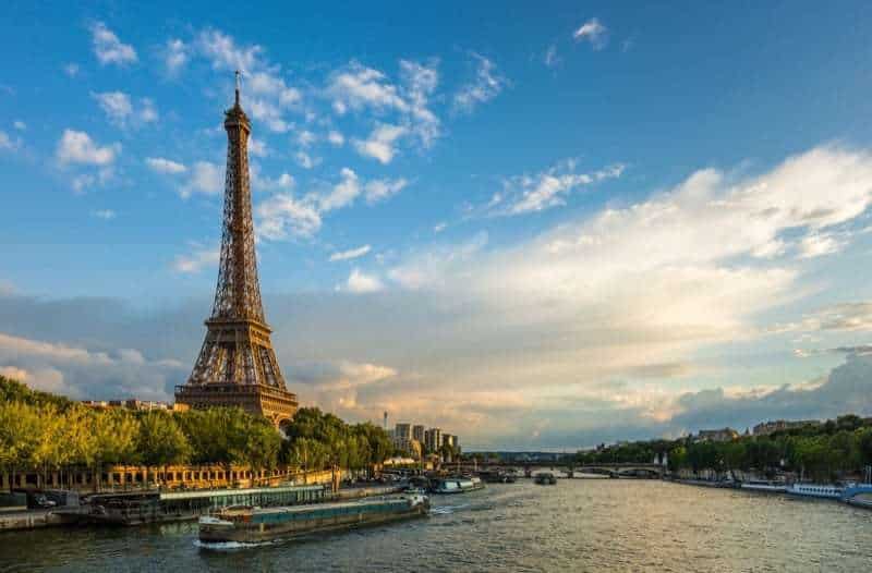 Salire sulla Torre Eiffel è un classico in tutti i periodi