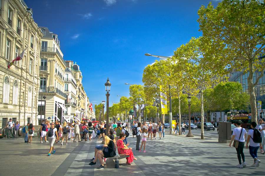 Camminare sugli Champs Elysées è un'esperienza che bisogna sempre fare