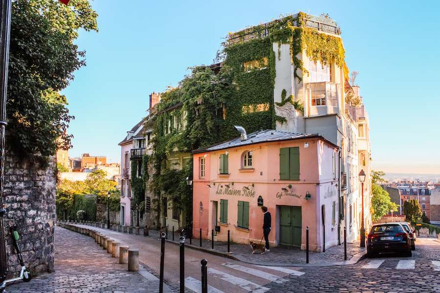 La caratteristica Maison Rose che ospita un caffè nel cuore di Montmartre