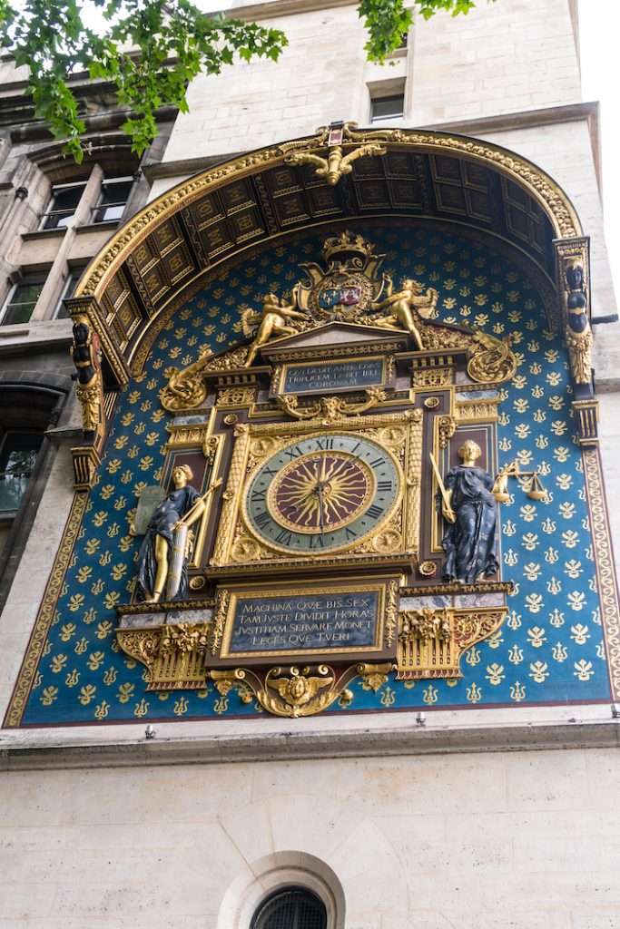 La torre dell'orologio, con l'orologio più antico di Parigi