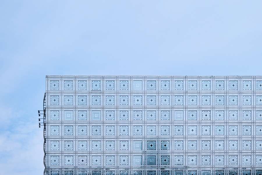 La facciata dell'Istituto del Mondo Arabo di Parigi