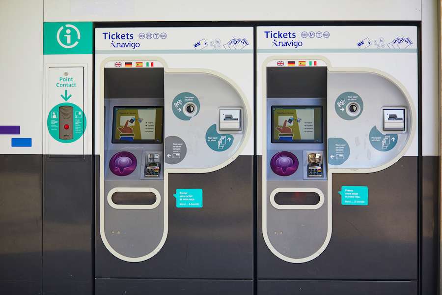 Nelle macchinette automatiche che vendono i biglietti è possibile anche verificare il credito del pass Navigo Easy