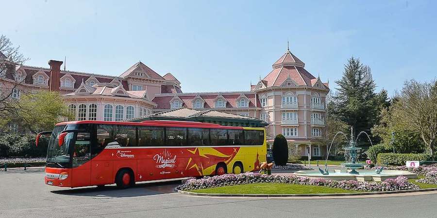 Il bus Magic Shuttle ti porta dagli aeroporti CDG e Orly fino al Parco Disneyland e ai suoi hotel