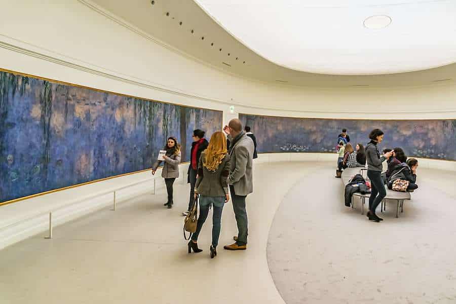 L'enorme dipinto di Claude Monet Le ninfee al Museo de l'Orangerie, Parigi